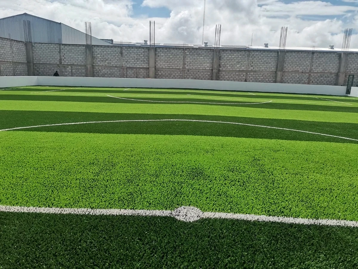 Cancha de fútbol 7 con pasto sintético en Tehuacán, Puebla: la cancha desdel fondo