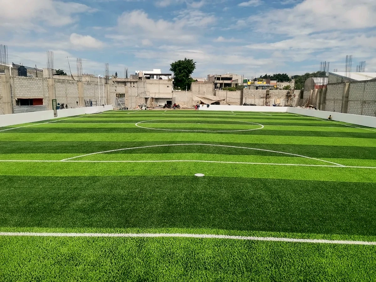 Detalle del pasto sintético de la cancha de fútbol 7 en Tehuacán, Puebla