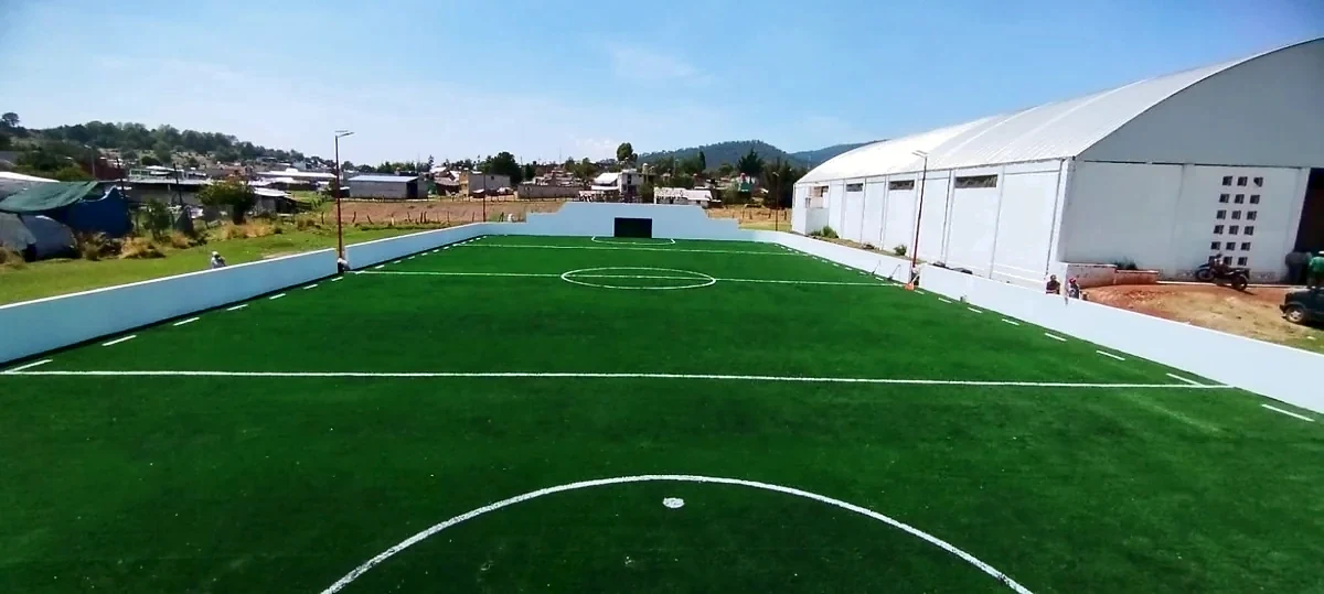 Cancha de fútbol rápido con pasto sintético en Aztequilla, Puebla: otra vista de la cancha