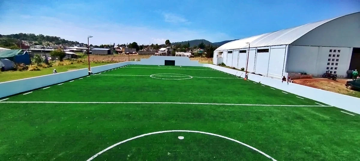 Detalle del pasto sintético de la cancha de fútbol rápido en Aztequilla, Puebla