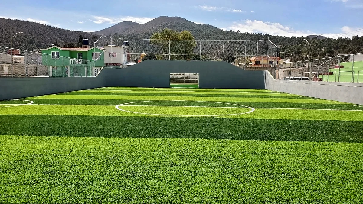 Cancha de fútbol rápido con pasto sintético en San Antonio Virreyes, Puebla: líneas de juego insertadas en el pasto