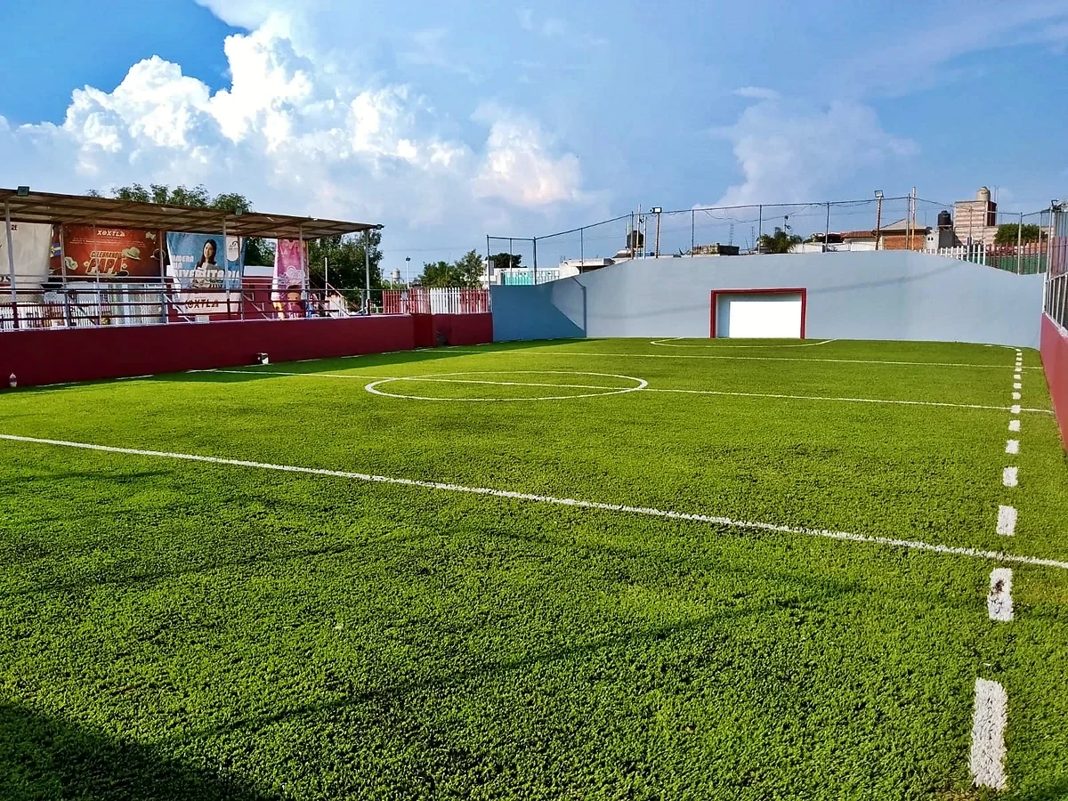 Cancha de fútbol rápido con pasto sintético en San Miguel Xoxtla, Puebla: líneas de juego insertadas en el pasto