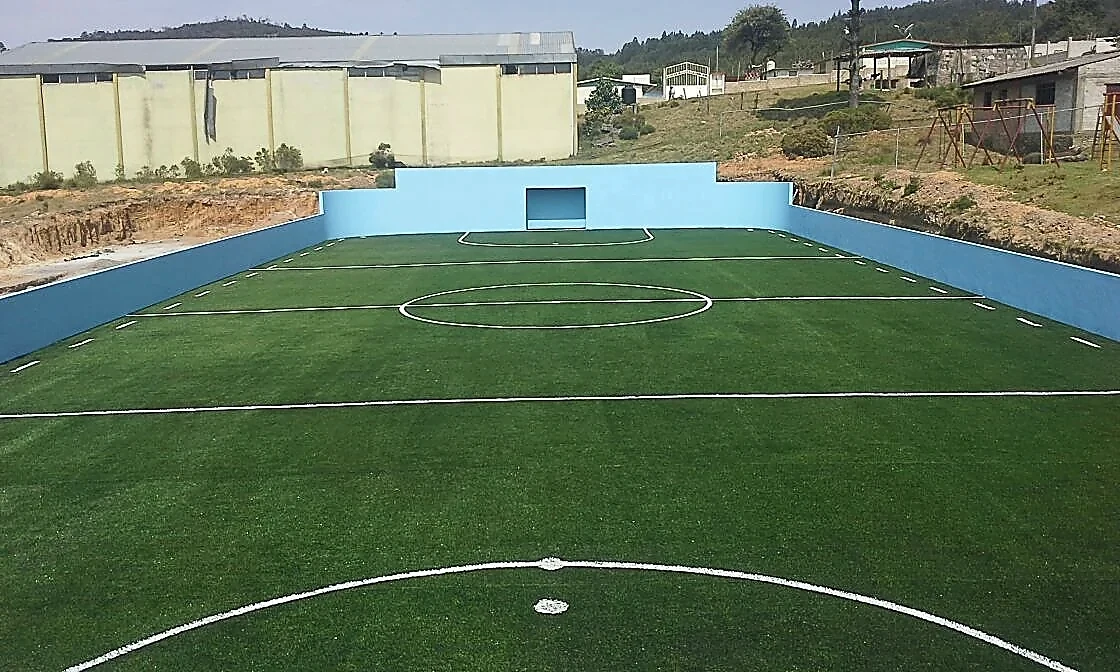 Cancha de fútbol rápido con pasto sintético en Teotlalco, Puebla: líneas de juego insertadas en el pasto