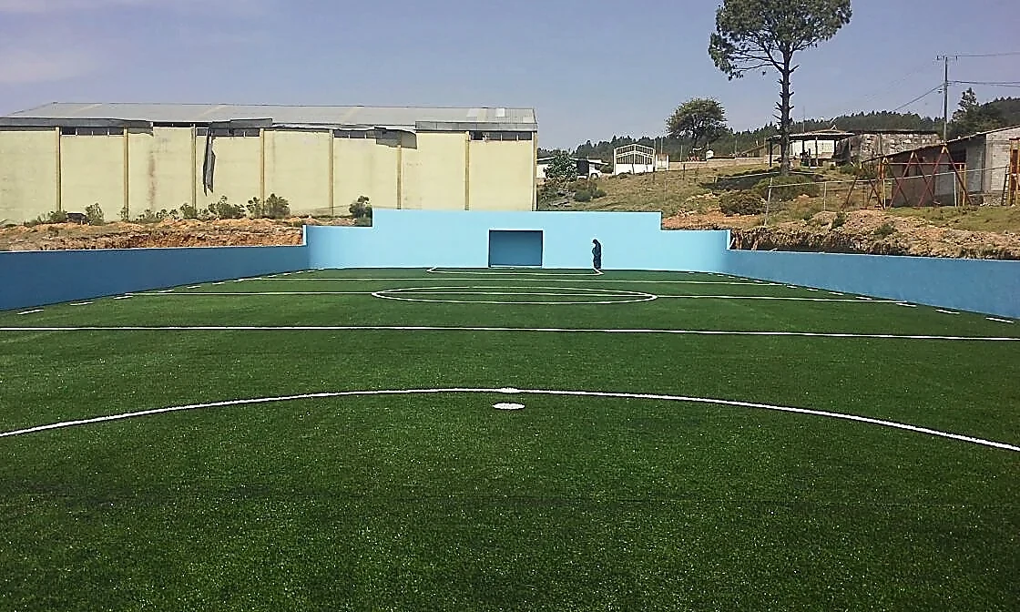 Detalle del pasto sintético de la cancha de fútbol rápido en Teotlalco, Puebla