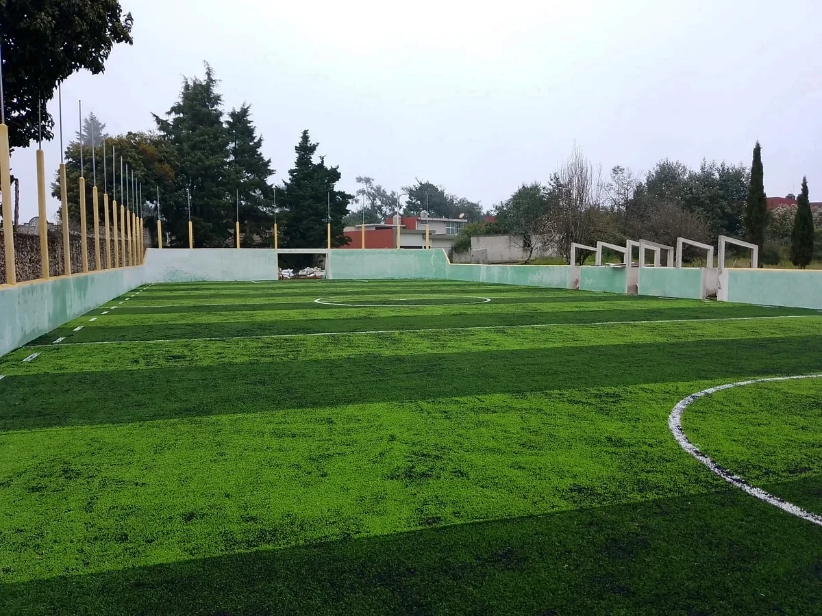 Cancha de fútbol rápido con pasto sintético en Teziutlán, Puebla: líneas de juego insertadas en el pasto