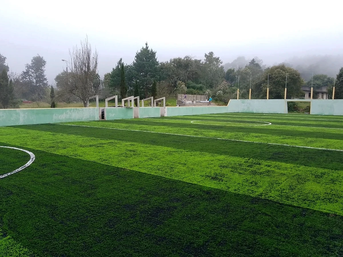 Cancha de fútbol rápido con pasto sintético en Teziutlán, Puebla: otra vista de la cancha
