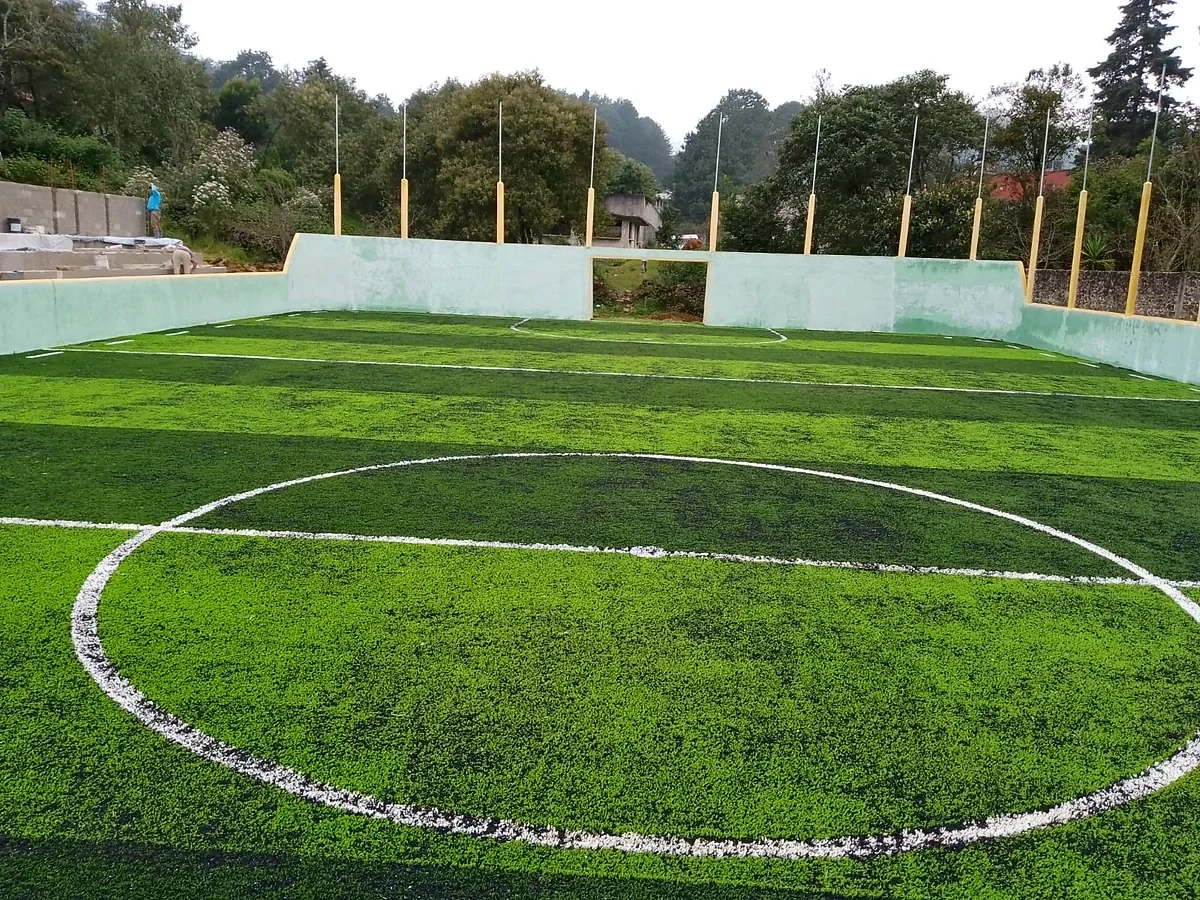 Detalle del pasto sintético de la cancha de fútbol rápido en Teziutlán, Puebla