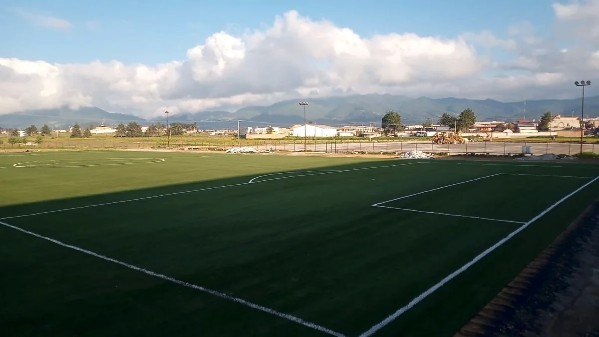 Cancha de fútbol soccer con pasto sintético en Chignahuapan, Puebla