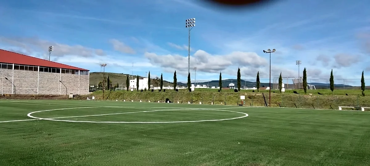 Cancha de fútbol soccer con pasto sintético en Chignahuapan, Puebla: líneas de juego insertadas en el pasto