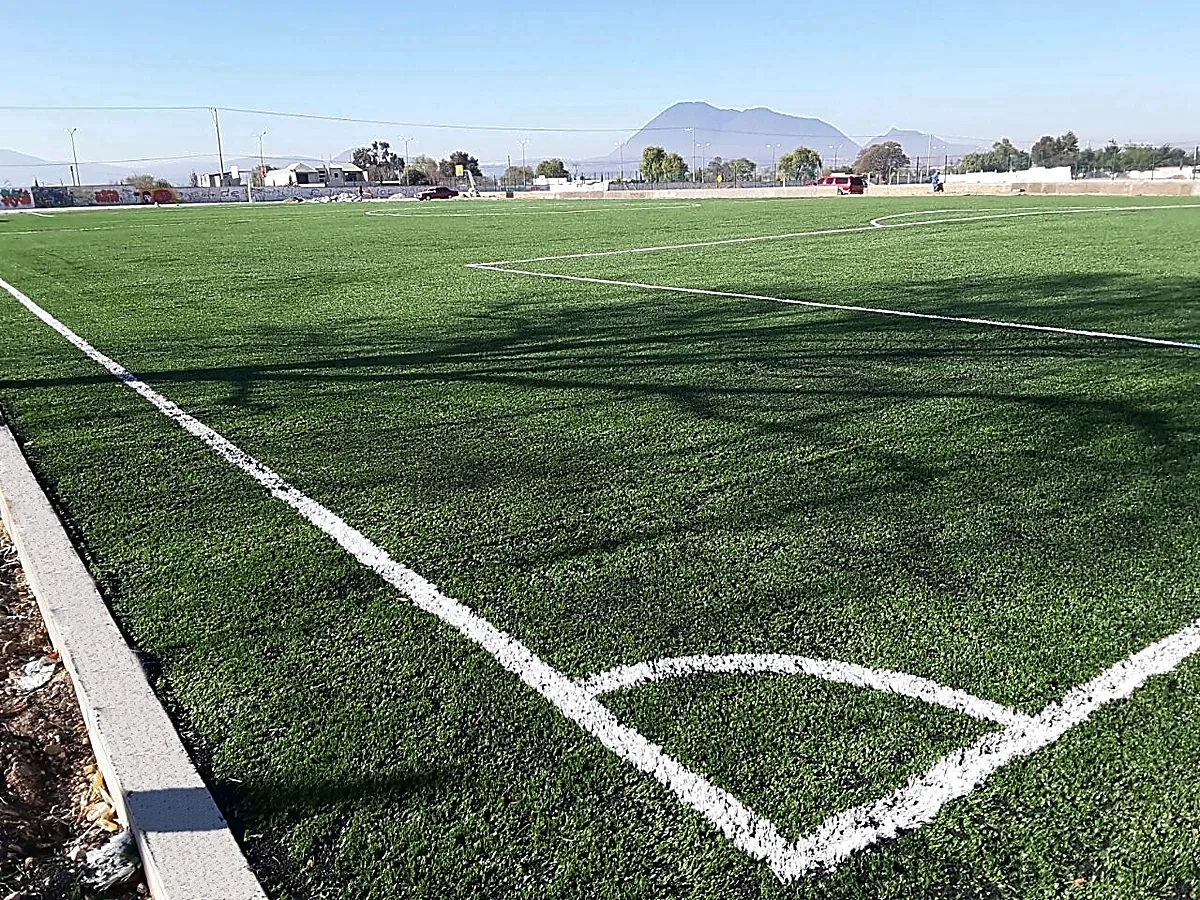 Cancha de fútbol soccer con pasto sintético en Nopalucan, Puebla: vista de la cancha y su entorno