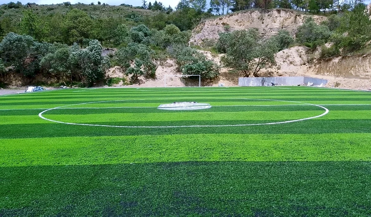 Cancha de fútbol soccer con pasto sintético en Unidad Deportiva Cosamaloapan, Ciudad Serdán, Puebla: la cancha desde la línea lateral