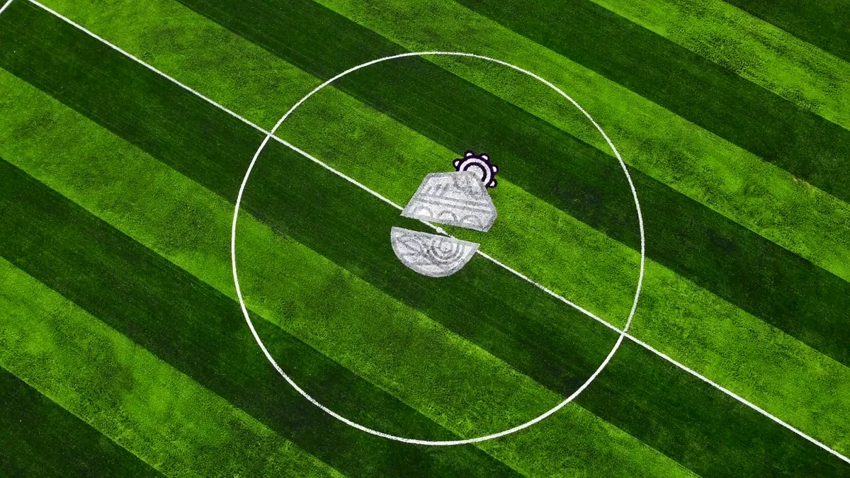 Detalle del pasto sintético de la cancha de fútbol soccer en Ciudad Serdán, Puebla