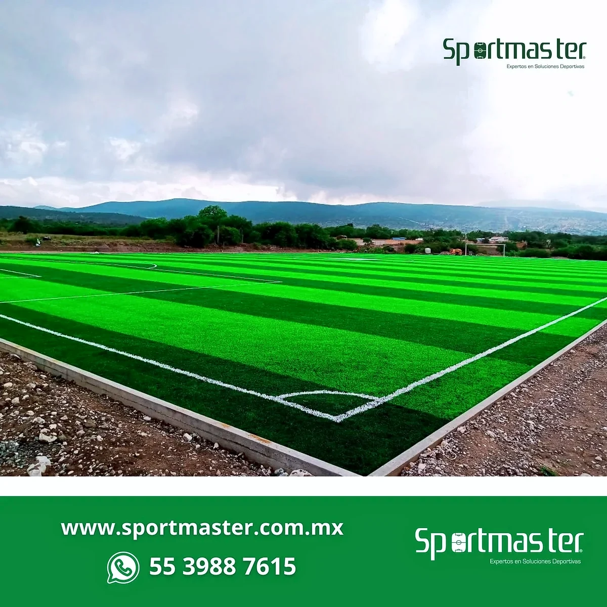 Cancha de fútbol soccer con pasto sintético en Unidad Deportiva Santiago Miahuatlán, Puebla: pasto sintético deportivo recién cepillado