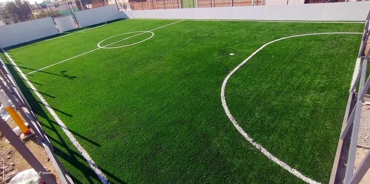 Cancha de fútbol 5 con pasto sintético en Canchas la Tortuga y Bordo Blanco, Tequisquiapan, Querétaro: líneas insertadas en el pasto sintético