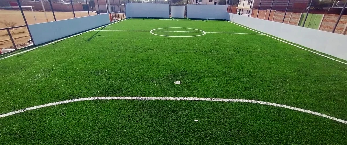 Cancha de fútbol 5 con pasto sintético en Canchas la Tortuga y Bordo Blanco, Tequisquiapan, Querétaro: otra vista de la cancha