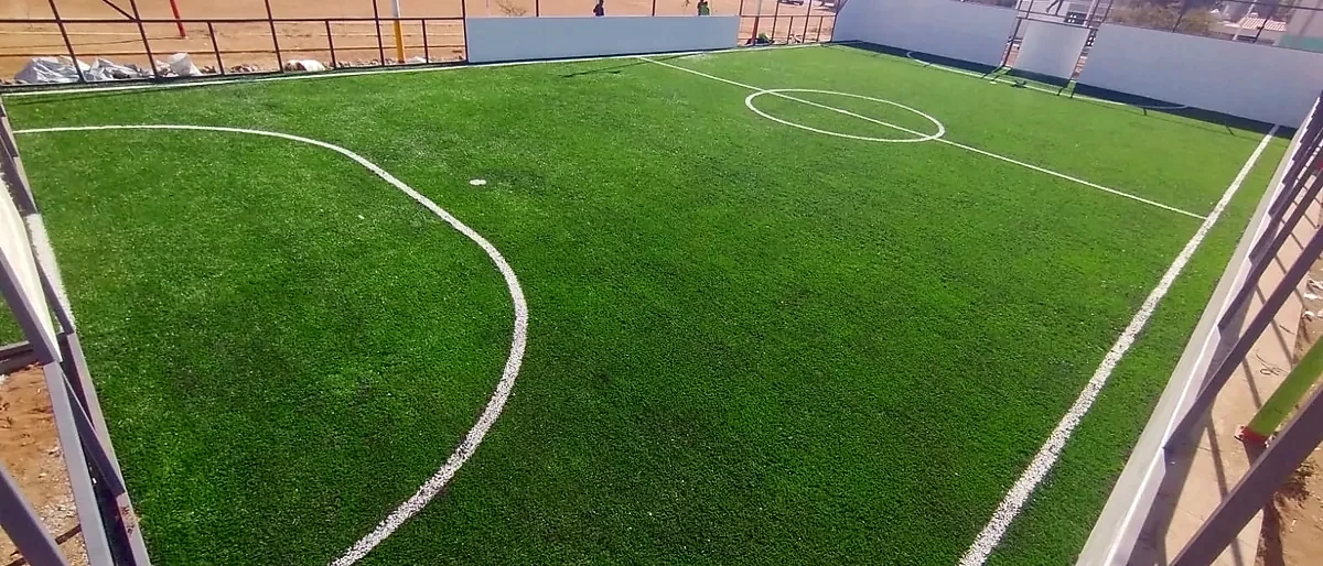 Cancha de fútbol 5 con pasto sintético en Canchas la Tortuga y Bordo Blanco, Tequisquiapan, Querétaro: pasto sintético deportivo recién cepillado