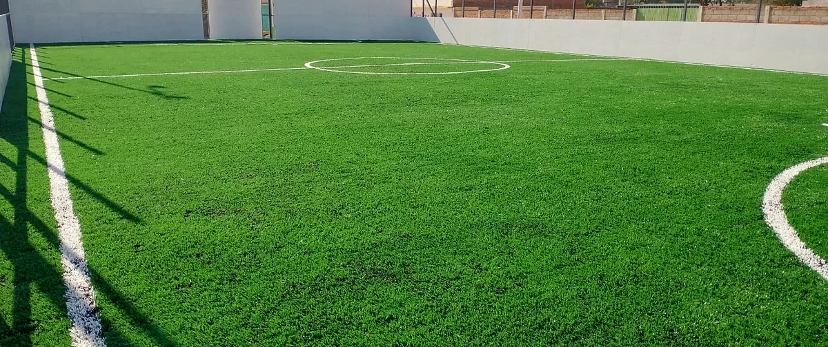 Detalle del pasto sintético de la cancha de fútbol 5 en Tequisquiapan, Querétaro
