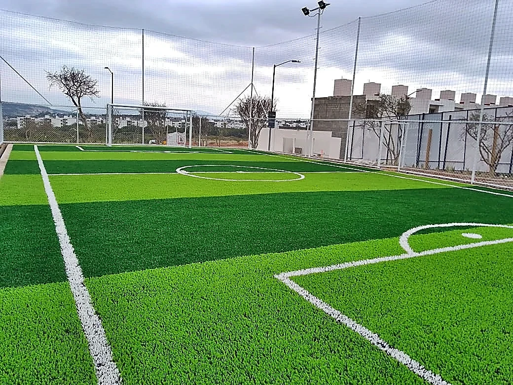 Cancha de fútbol 5 con pasto sintético en Carpin, Querétaro, Querétaro: líneas insertadas en el pasto sintético