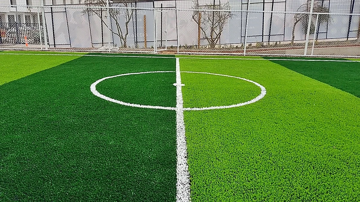 Cancha de fútbol 5 con pasto sintético en Carpin, Querétaro, Querétaro: pasto sintético deportivo recién cepillado