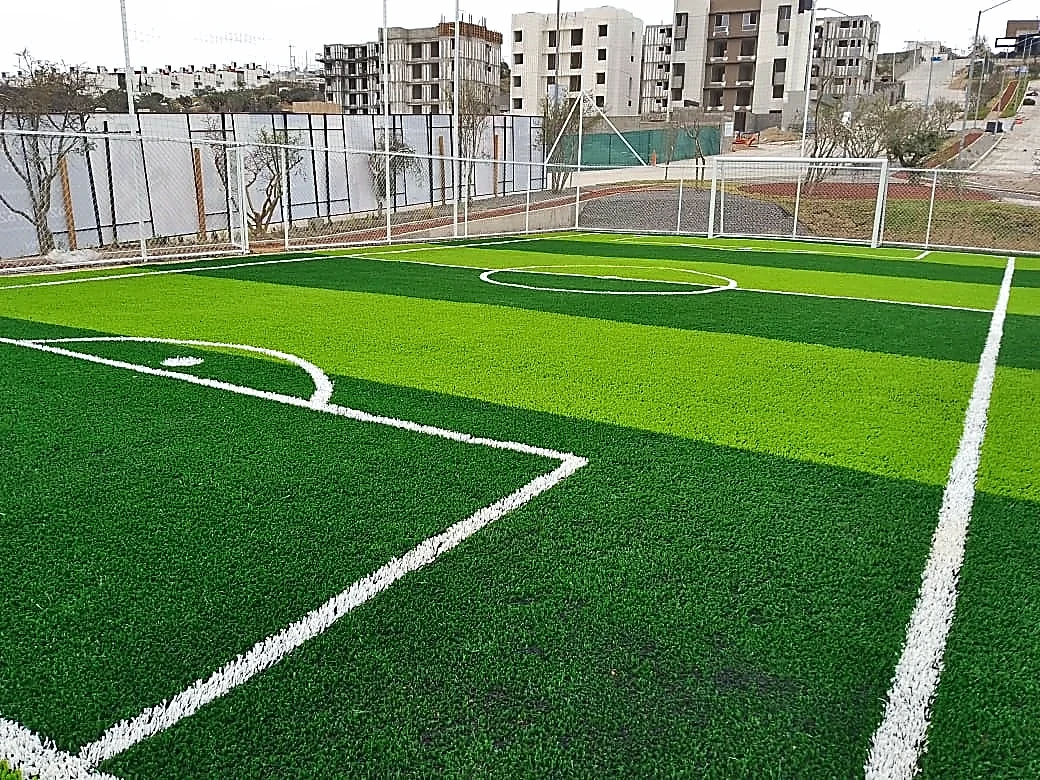 Detalle del pasto sintético de la cancha de fútbol 5 en Querétaro, Querétaro