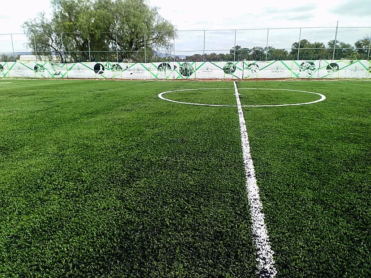 Cancha de fútbol 7 con pasto sintético en Colegio Bosques, Querétaro