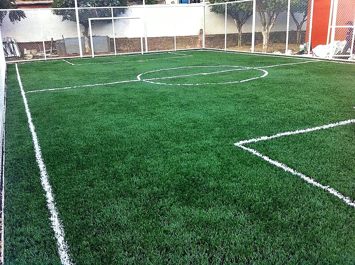 Cancha de fútbol 7 con pasto sintético en Escuela Primaria Mariano Escobedo, Jalpan de Serra