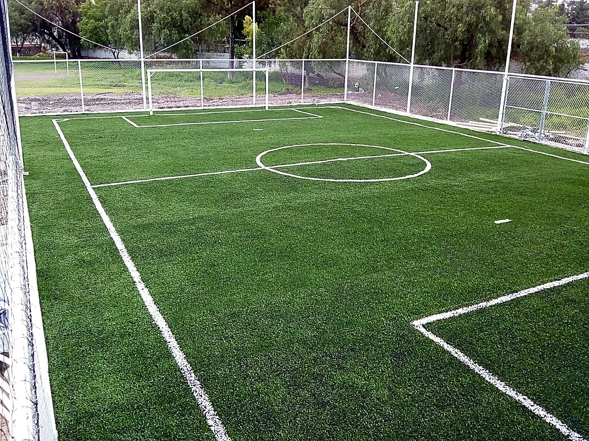Cancha de fútbol 7 con pasto sintético en Escuela Primaria Melchor Ocampo, Querétaro