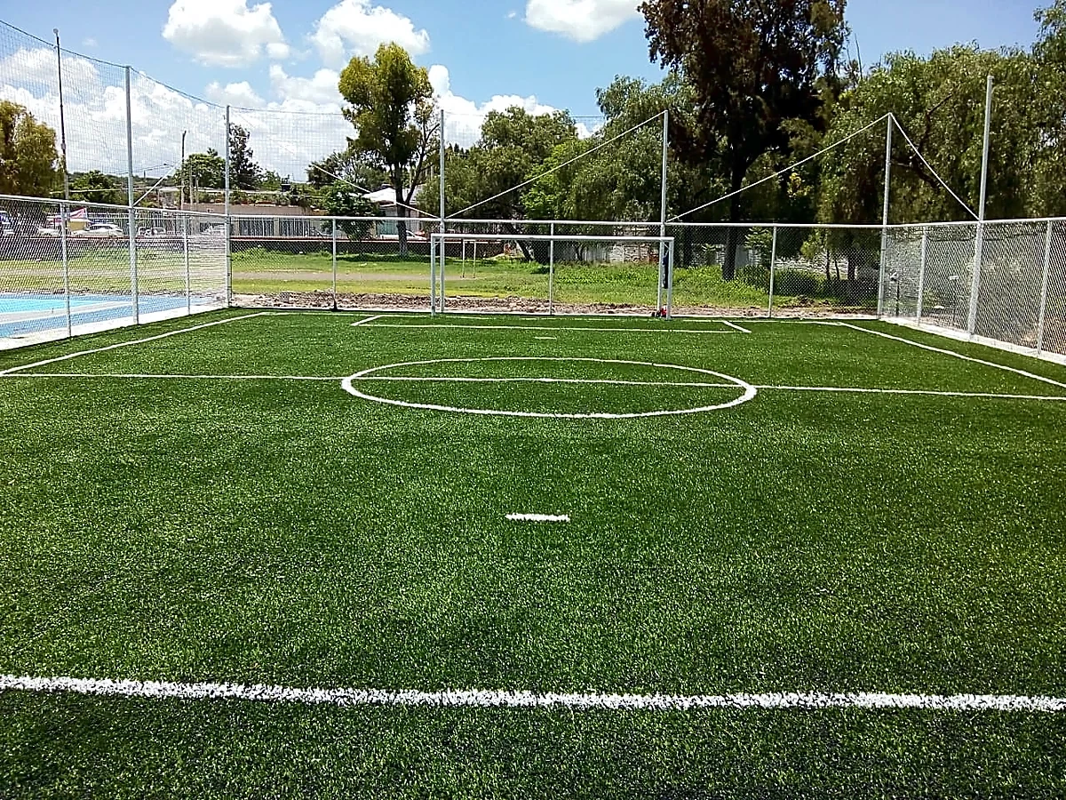 Cancha de fútbol 7 con pasto sintético en Escuela Primaria Melchor Ocampo, Querétaro, Querétaro: líneas de juego insertadas en el mismo pasto