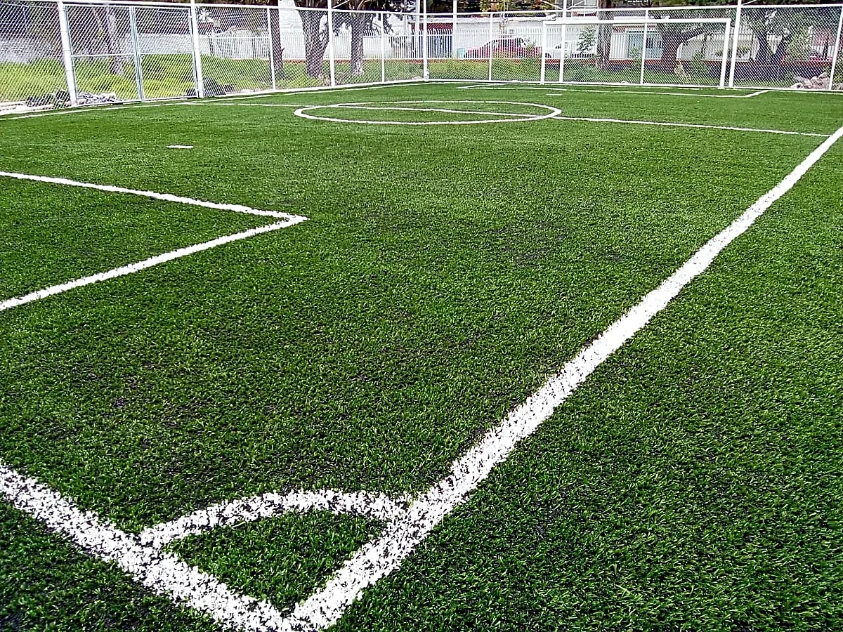 Cancha de fútbol 7 con pasto sintético en Escuela Primaria Melchor Ocampo, Querétaro, Querétaro: vista de la cancha y su entorno