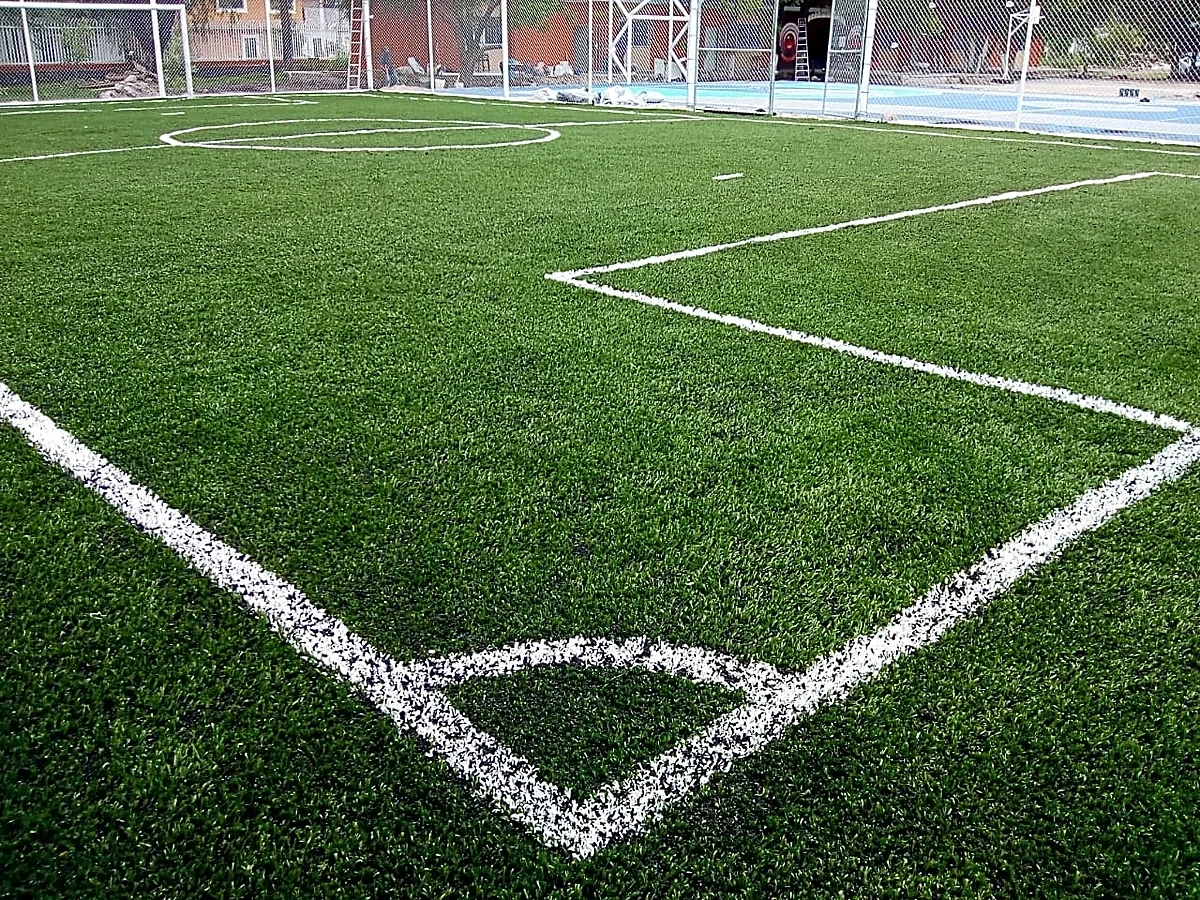 Detalle del pasto sintético de la cancha de fútbol 7 en Querétaro, Querétaro