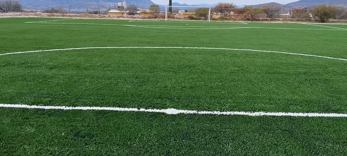Cancha de fútbol soccer con pasto sintético en San Pablo Tolimán, Querétaro: otra vista de la cancha