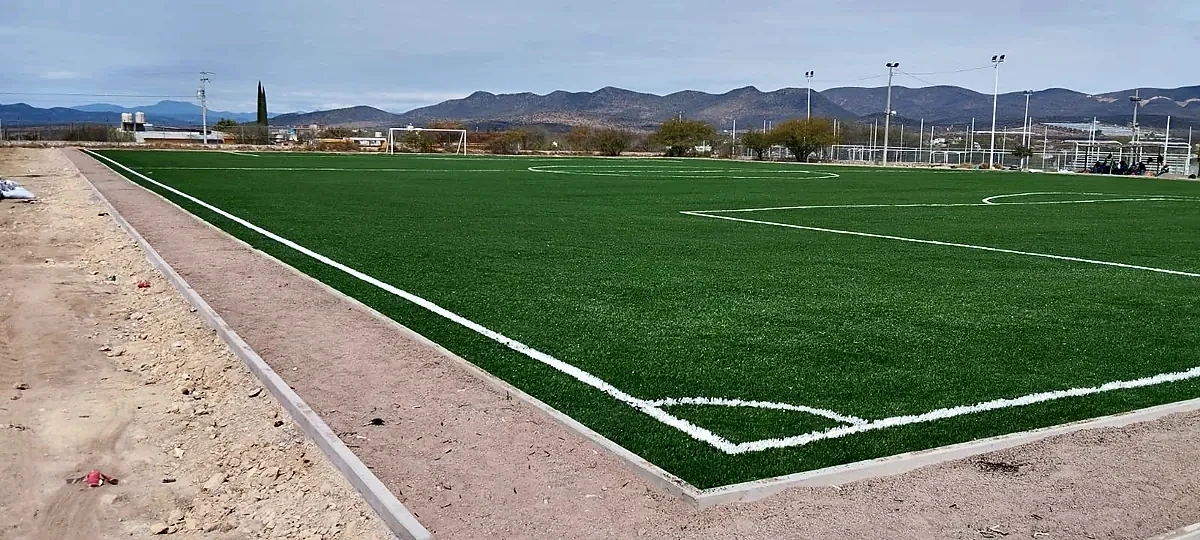 Cancha de fútbol soccer con pasto sintético en San Pablo Tolimán, Querétaro: la cancha desdel fondo