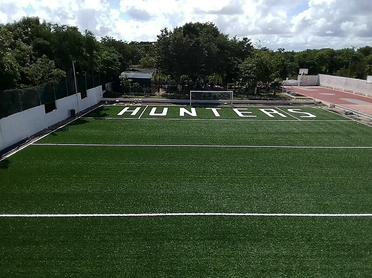 Detalle del pasto sintético del campo de fútbol americano en Cancún, Quintana Roo
