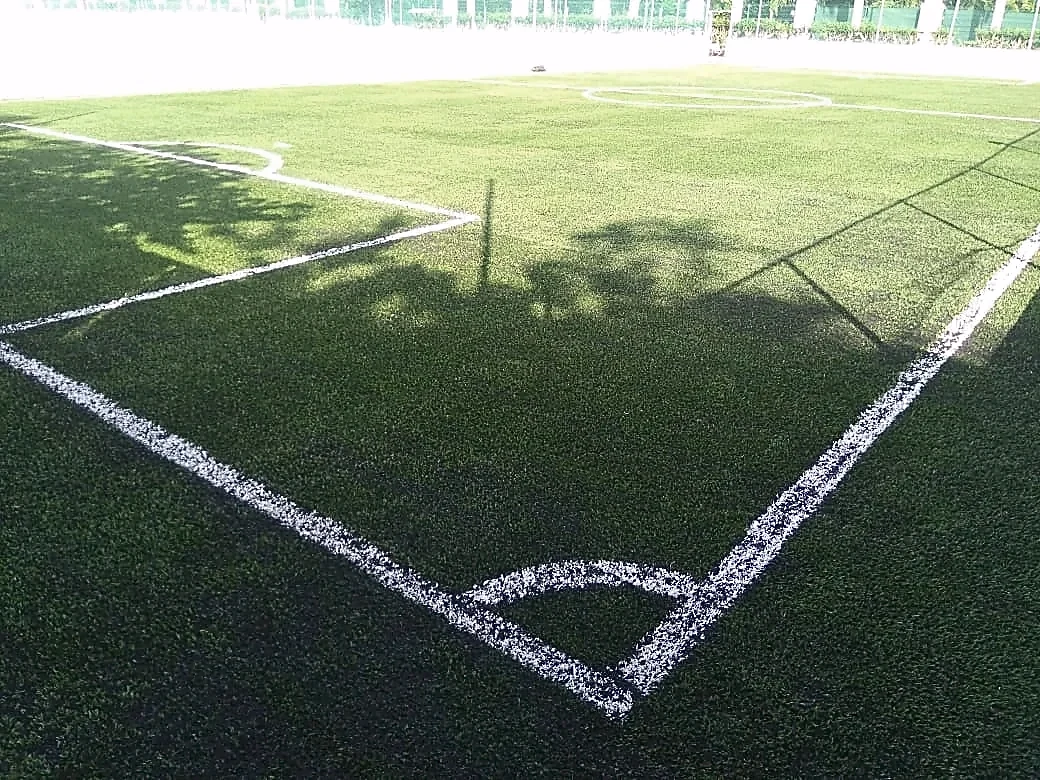 Detalle del pasto sintético de la cancha de fútbol 5 en Playa del Carmen, Quintana Roo