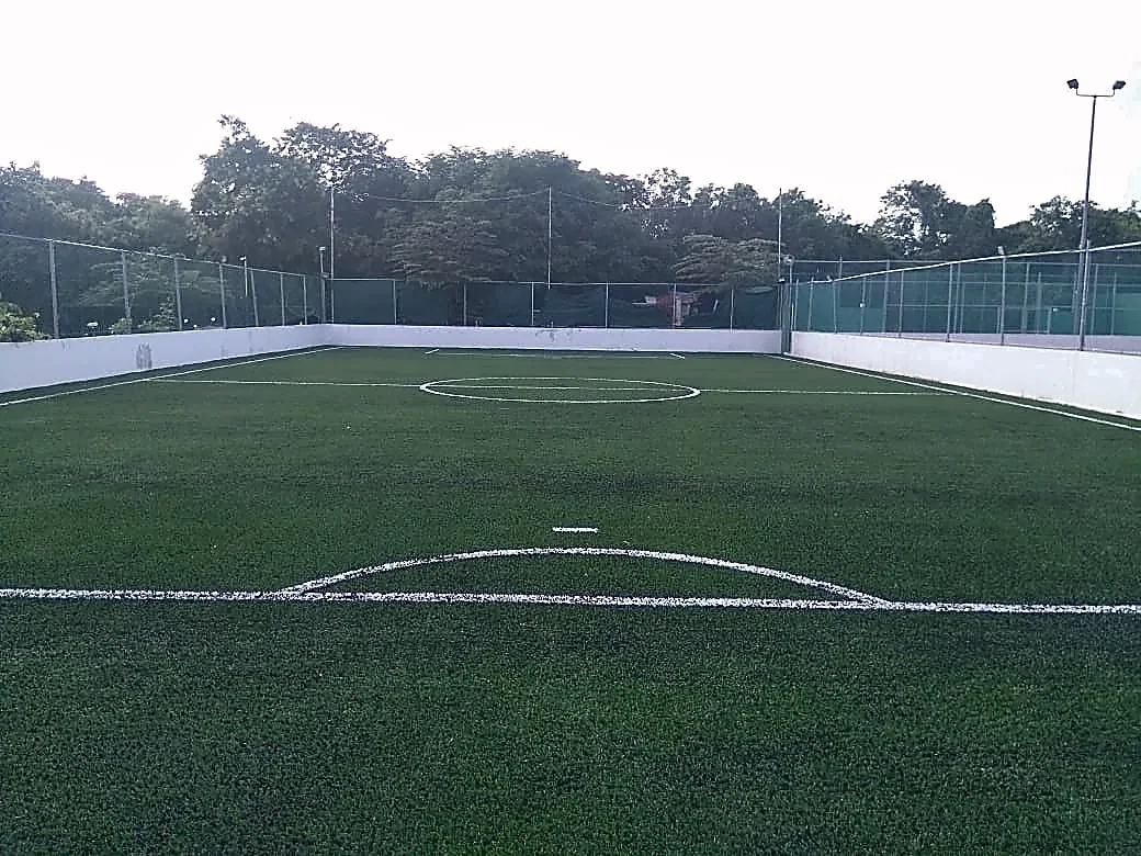 Cancha de fútbol 7 con pasto sintético en Hotel de playa, Playa del Carmen, Quintana Roo: la cancha desde la línea lateral