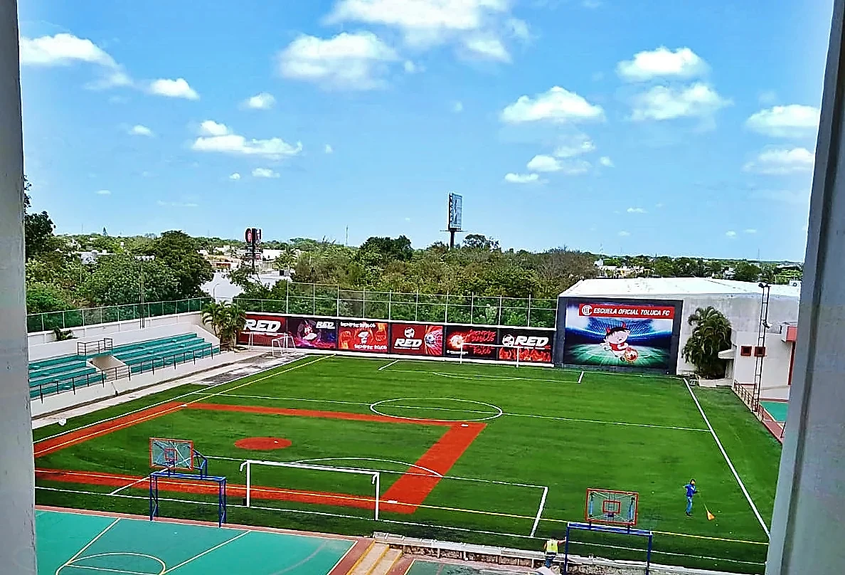 Cancha de fútbol 9 con pasto sintético en Colegio Boston, Cancún