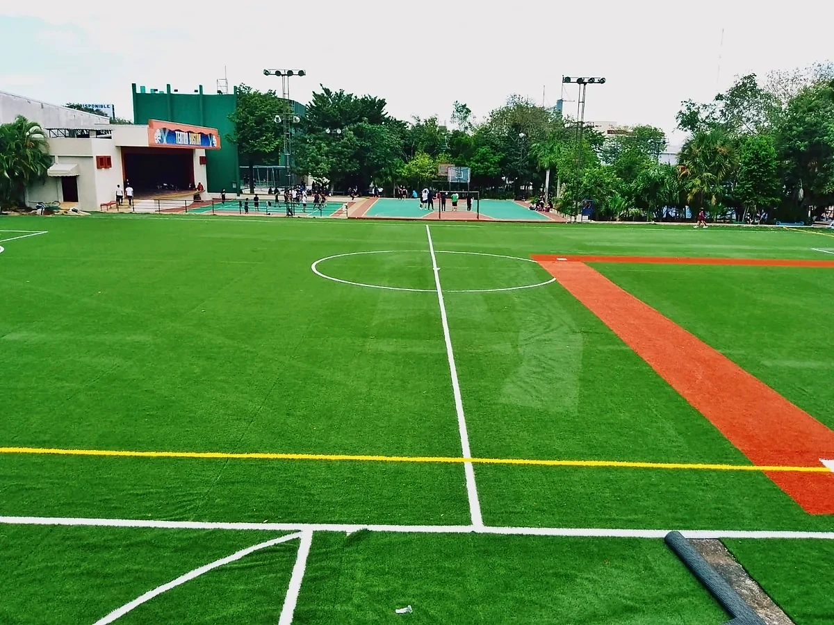 Cancha de fútbol 9 con pasto sintético en Colegio Boston, Cancún, Quintana Roo: otra vista de la cancha