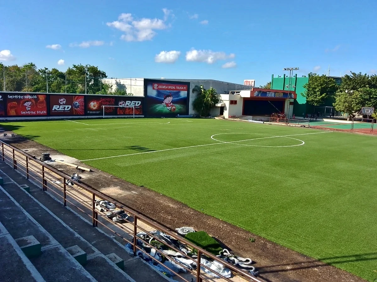 Cancha de fútbol 9 con pasto sintético en Colegio Boston, Cancún, Quintana Roo: pasto sintético deportivo recién cepillado