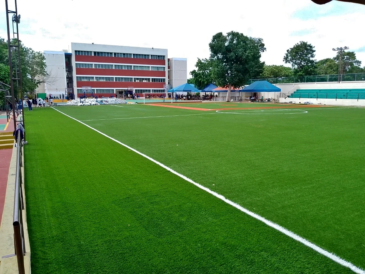 Cancha de fútbol 9 con pasto sintético en Colegio Boston, Cancún, Quintana Roo: la cancha desdel fondo