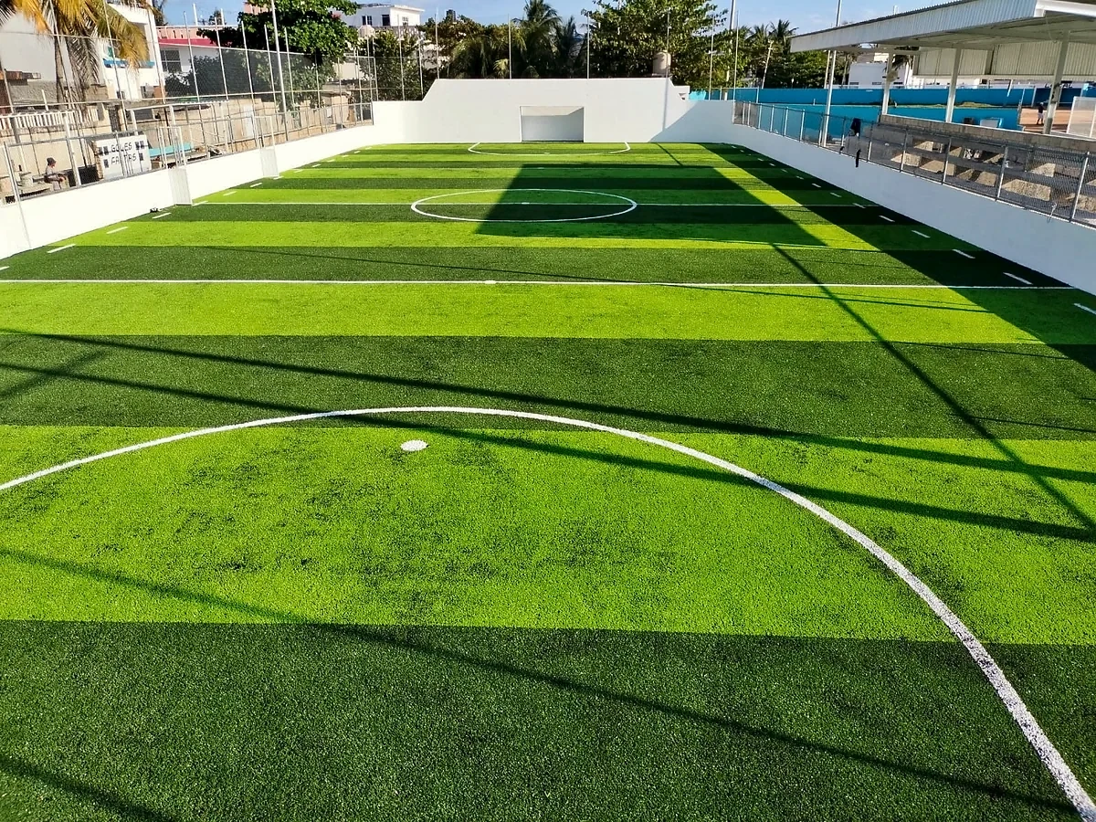 Cancha de fútbol rápido con pasto sintético en Multideportivo Salina Chica, Isla Mujeres