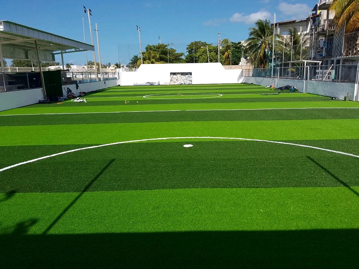 Cancha de fútbol rápido con pasto sintético en Multideportivo Salina Chica, Isla Mujeres, Quintana Roo: otra vista de la cancha