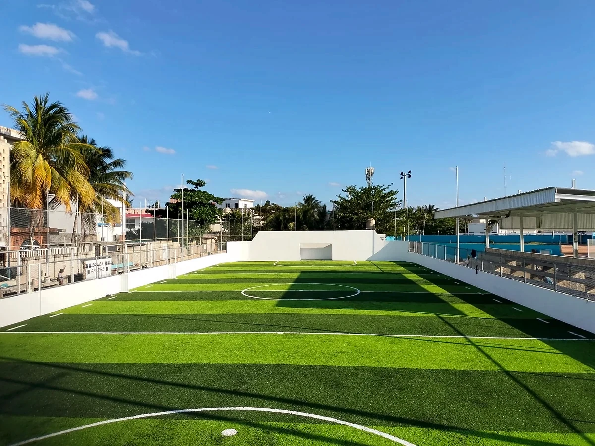 Detalle del pasto sintético de la cancha de fútbol rápido en Isla Mujeres, Quintana Roo