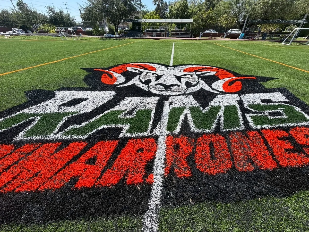 Escudo del equipo del colegio cortado e insertado en el pasto sintético de la cancha del Colegio Mexicano, Reynosa