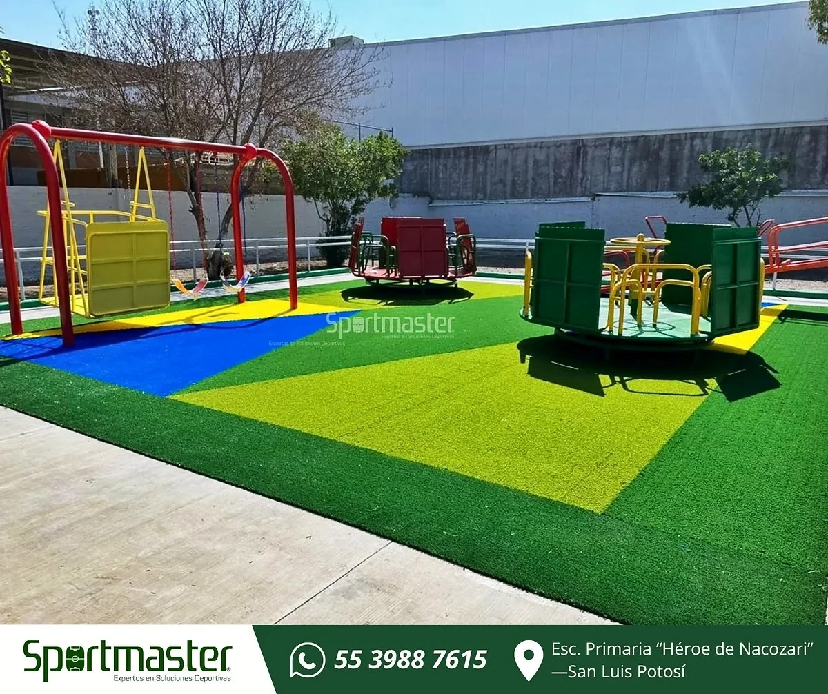 Área verde con pasto sintético con pasto sintético en Escuela Primaria Héroe de Nacozari, Soledad de Graciano Sánchez