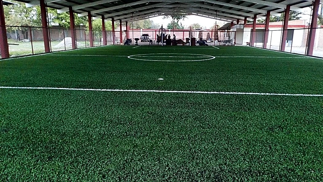 Cancha de fútbol 5 con pasto sintético en Centro Deportivo Ferro Gol, Rioverde, San Luis Potosí: líneas insertadas en el pasto sintético