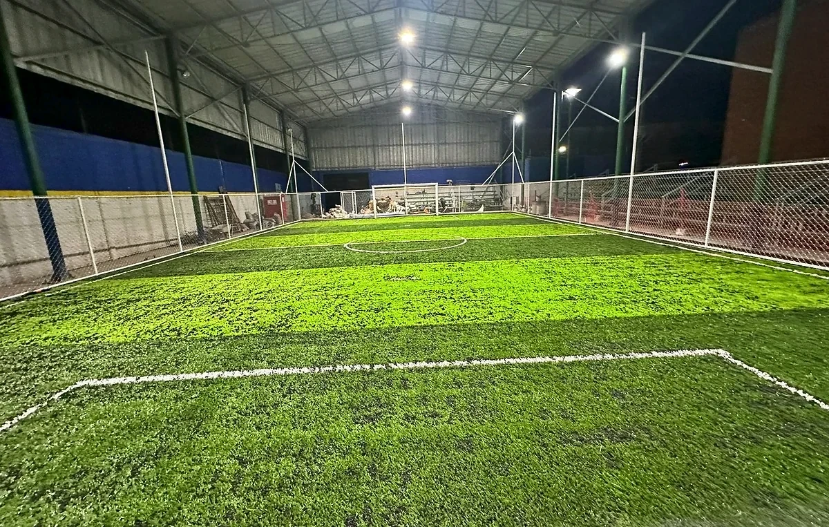 Cancha de fútbol 5 con pasto sintético en Escuela Secundaria Graciano Sánchez Romo, Soledad de Graciano Sánchez, San Luis Potosí: la cancha desde la línea lateral