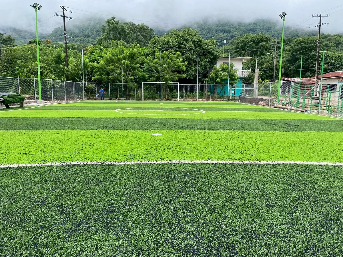 Cancha de fútbol 5 con pasto sintético en Xilitla, San Luis Potosí