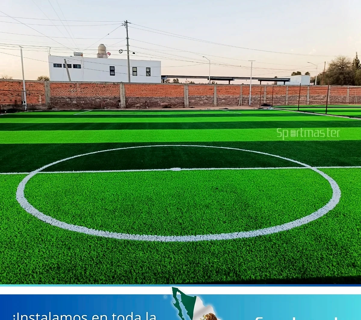 Detalle del pasto sintético de la cancha de fútbol 7 en Soledad de Graciano Sánchez, San Luis Potosí