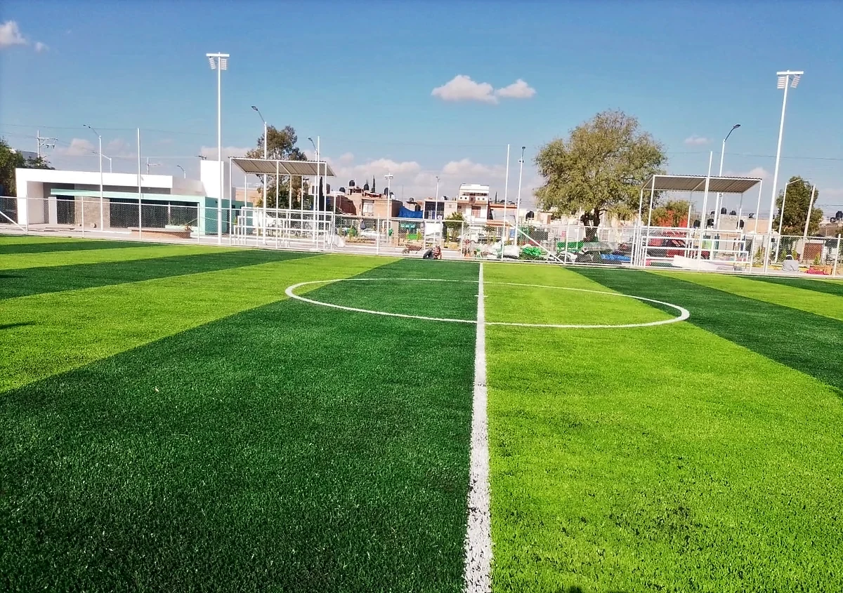 Cancha de fútbol 7 con pasto sintético en Cancha Villa de San Francisco, Soledad de Graciano Sánchez, San Luis Potosí: líneas de juego insertadas en el mismo pasto