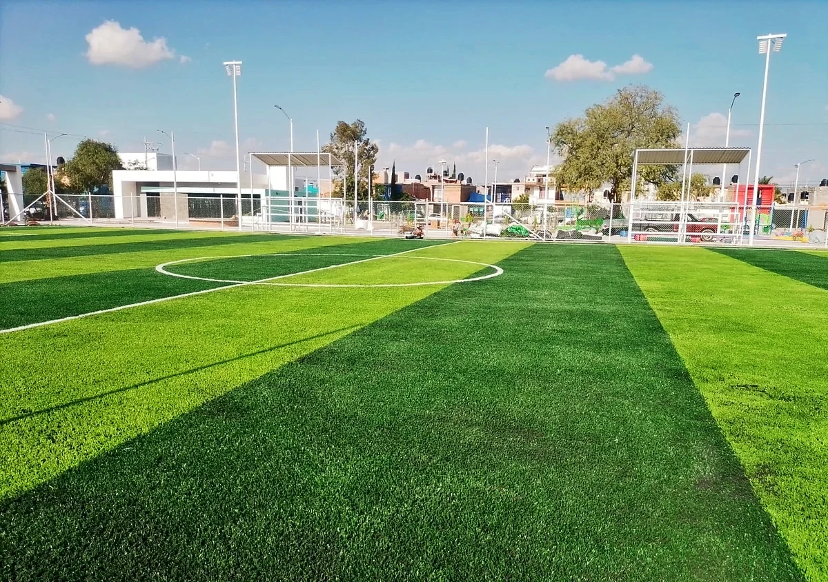 Cancha de fútbol 7 con pasto sintético en Cancha Villa de San Francisco, Soledad de Graciano Sánchez, San Luis Potosí: otra vista de la cancha de fútbol 7